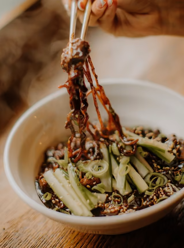 Makaron jajangmyeon podnoszony pałeczkami
